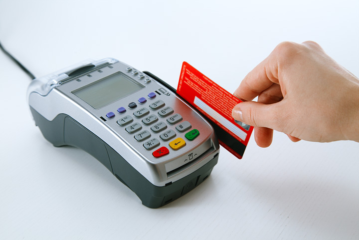 Verificați-vă banii de pe card. Mii de români au pățit-o