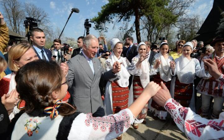 Printul Charles, dupa palinci, printre ruine si morminte