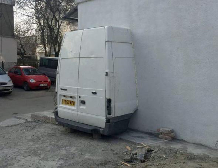 Un roman si-a zidit o duba in bloc