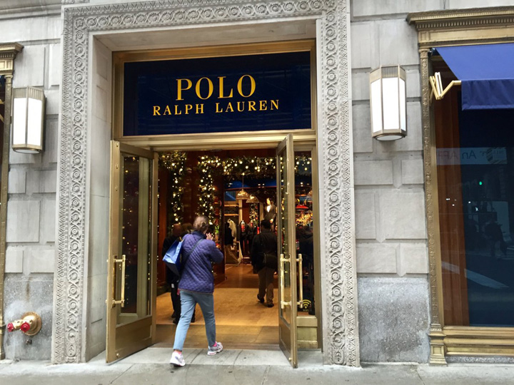 Ralph Lauren isi inchide magazinele din SUA!