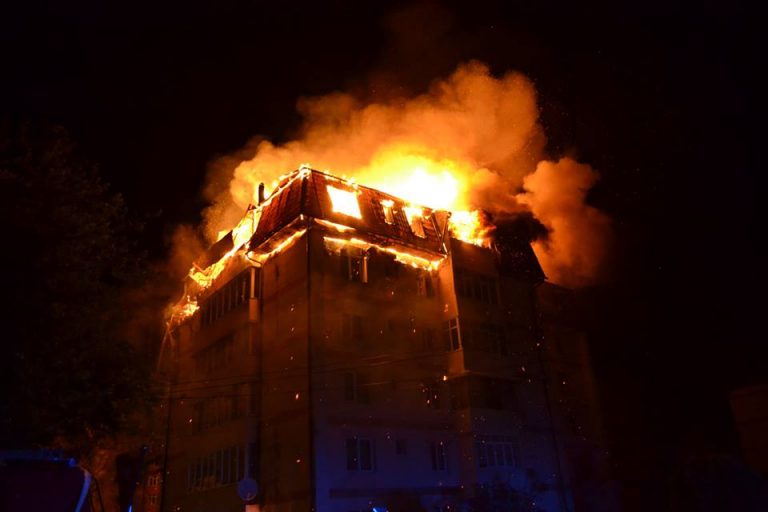 Incendiu violent intr-un bloc din judetul Suceava: o intreaga familie la spital