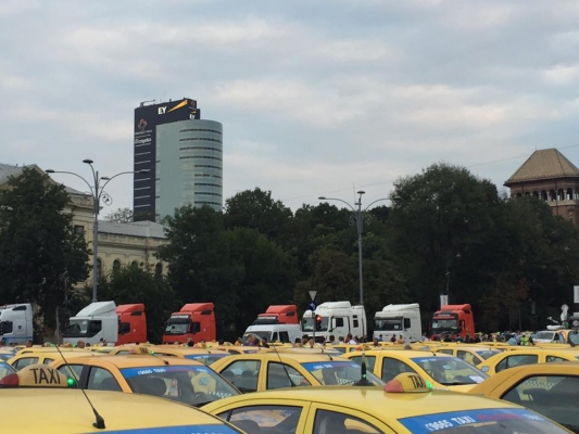 Sute de taxiuri, in fata Guvernului . Protest de amploare, cu restrictii de circulatie