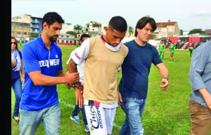 Incredibil! Un fotbalist  a fost arestat in timpul meciului