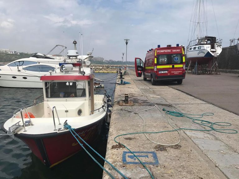 Tanara salvata cu salupa din apa marii, la Mamaia
