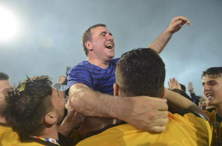 Hagi isi vinde Viitorul pe bucati