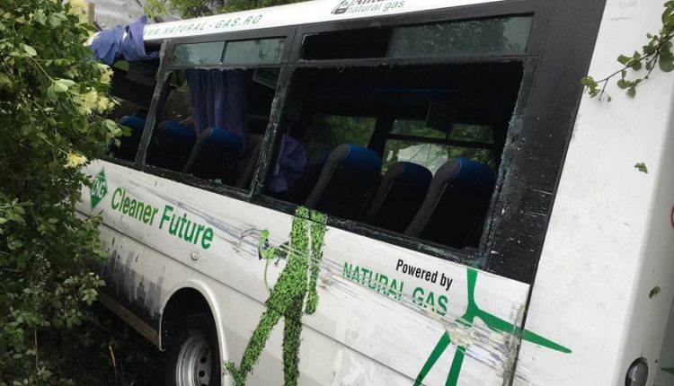 Autobuz acrosat de un TIR si aruncat de pe sosea: 4 oameni in grija medicilor