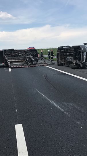 Accident cu doua microbuze si un autoturism, pe A 1, in Timis