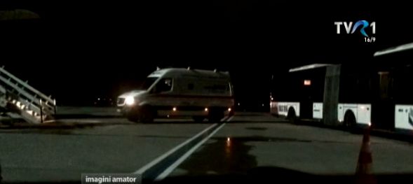 Ambulanta pe pista de la Otopeni. Unei pasagere i s-a facut rau
