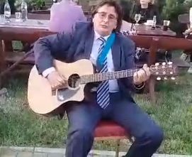 Timisorenii au un primar cu suflet de artist: Iata-l interpretand o piesa la chitara! (VIDEO)