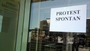Protest spontan al angajatilor din Finante, urmat de un mars spre minister