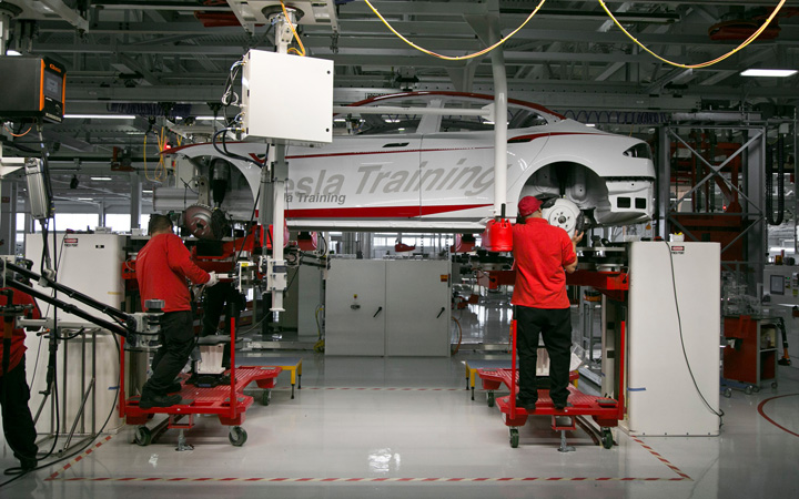 La Tesla, muncitorii isi dau cu tesla