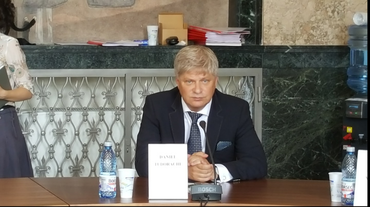 Noi trebuie mereu sa fim slugile lor