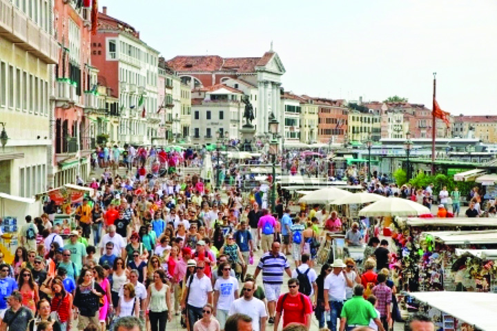 Sufocata, Venetia isi va taxa  turistii