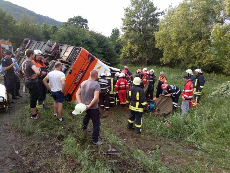 Autocar cu 37 de persoane la bord, accident in Brasov: 12 raniti