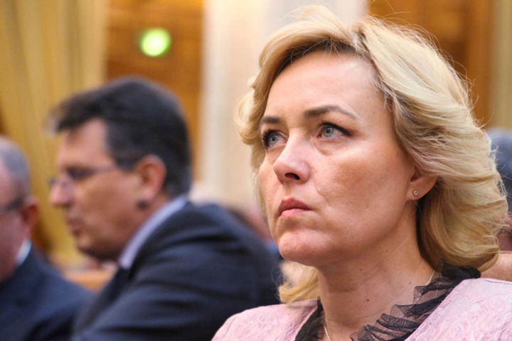 Aglomeratie la pasapoarte. Sefa MAI a cerut explicatii, doi directori au prezentat scuze