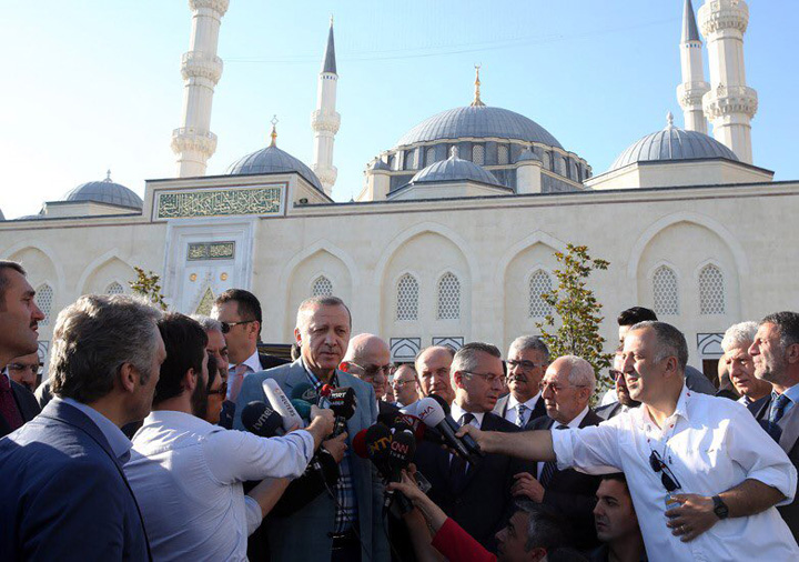 Erdogan a lesinat in moschee