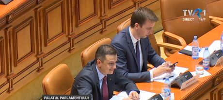 Imagine atipica: Grindeanu, alaturi de un singur ministru in prezidiul de la Parlament