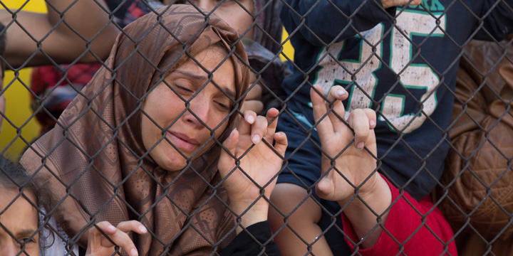 Migrants Refuse To Leave Train Stopped By Police At Hungarian Station - Ziarul National