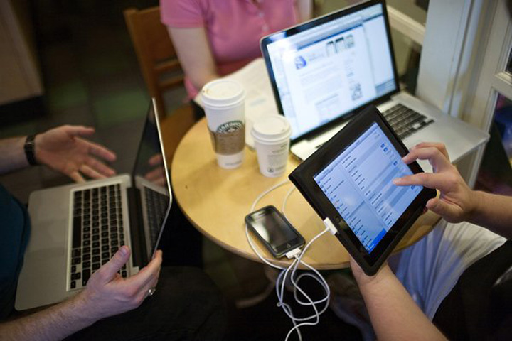 Apple iPad Arrives In Stores - Ziarul National