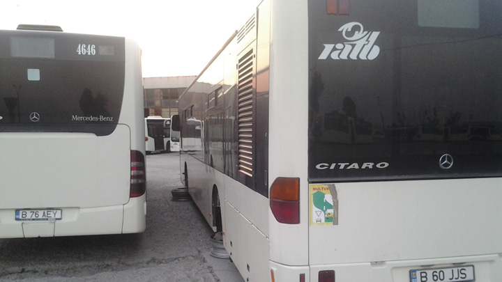 Apar autobuzul 343 şi mai multe tramvaie pe liniile 16 şi 36