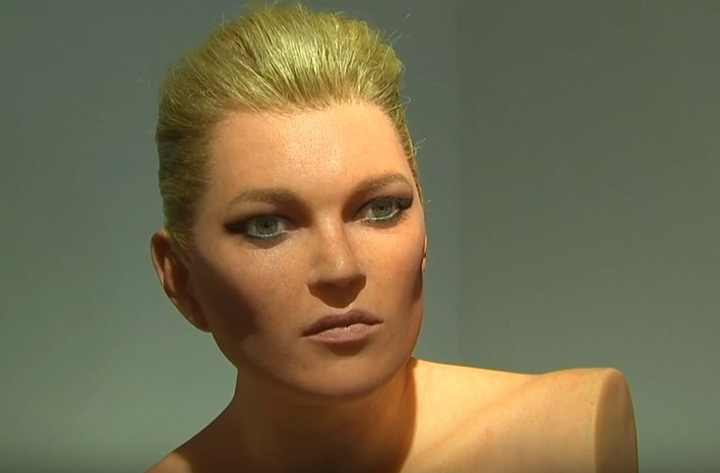 Kate Moss, goala si fara brate