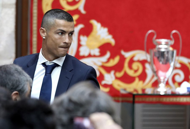 Real Madrid isi umple jucatorii de bani