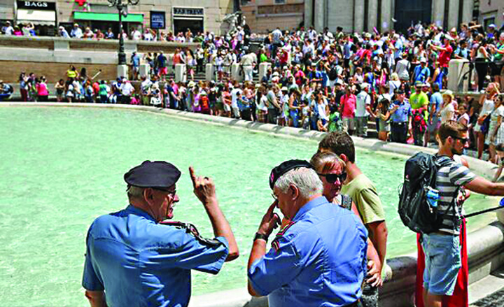 Fontana di Trevi, pazita de politisti pensionari!