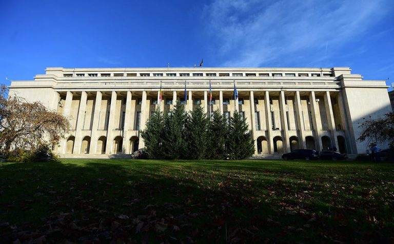 Tudose, mesaj catre tinerii care fac internship-ul la Guvern: sunteti cu #insist!