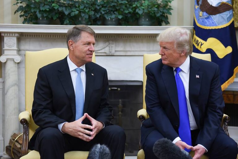 Iohannis, la summitul de la Varsovia, alaturi de Trump