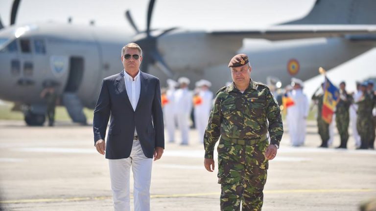 Vizita la Kogalniceanu. Iohannis, „foarte placut impresionat” de profesionistii romani