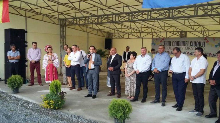 Din nou la microfon. Iata-l pe Ludovic Orban cantand „Asa-i romanul”! (VIDEO)
