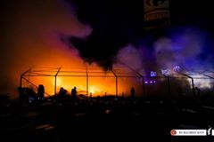 Incendiu puternic, noaptea trecuta, la un depozit de mobila de langa Capitala