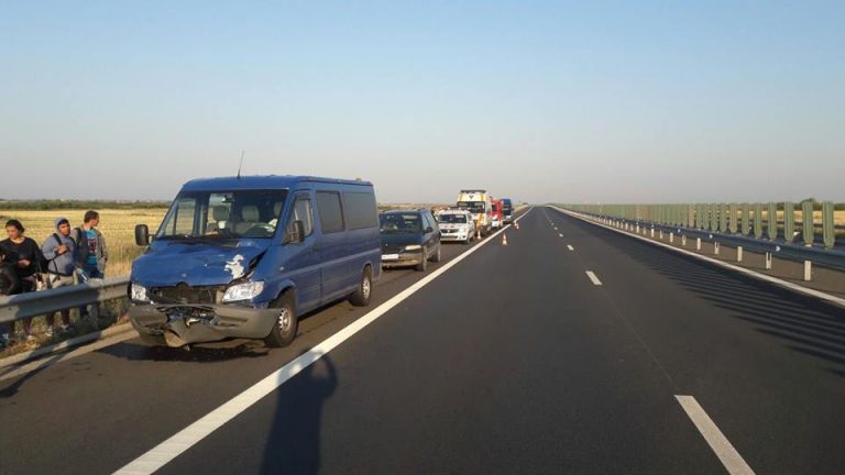 Accident de microbuz pe A1: trei oameni, dusi la spital