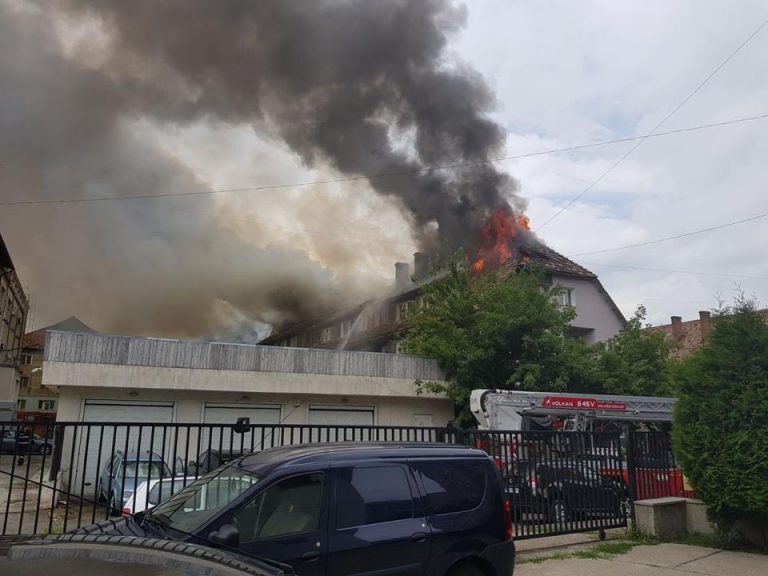 Acoperisul unui bloc cuprins de flacari/locatarii, evacuati