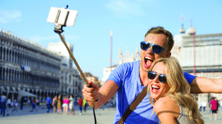 Milano interzice selfie stick-ul!