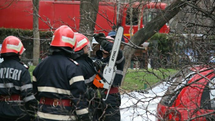 Un camion și un TIR răsturnate pe șosele de vântul puternic