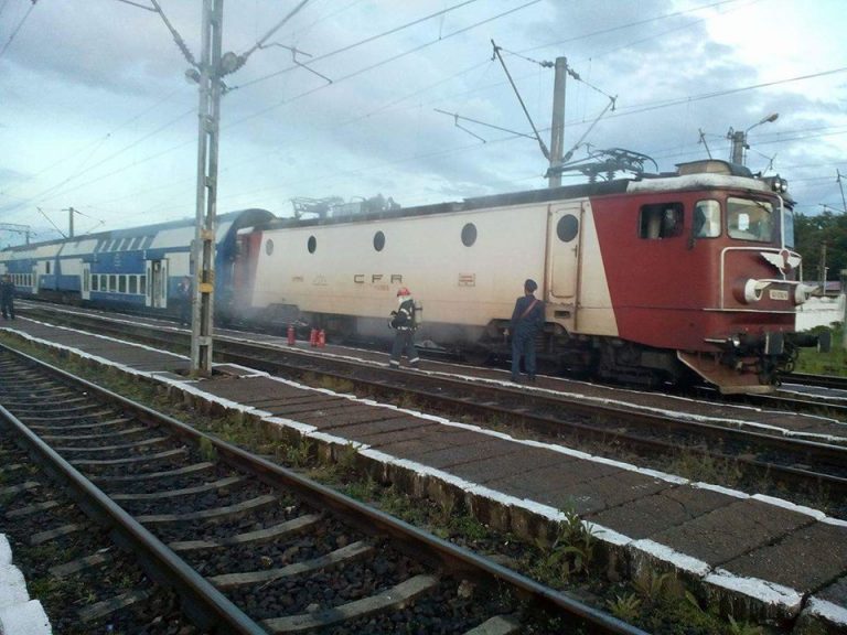 Locomotiva unui tren cu destinatia Bucuresti a luat foc pe drum