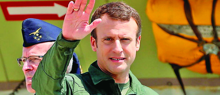 Franta arde, Macron se joaca de-a Top Gun