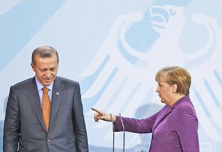 Merkel il loveste la portofel pe Erdogan