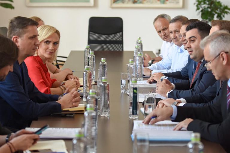 Firea, discutii cu ministrul Transporturilor, inclusiv despre trenurile care tranziteaza Capitala