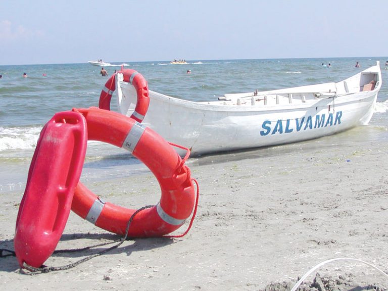 Salvamar lovit de un skijet, in Mamaia