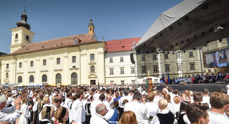 Incident. Femeie doborata de caldura, la Sibiu, chiar in timpul discursului presedintelui