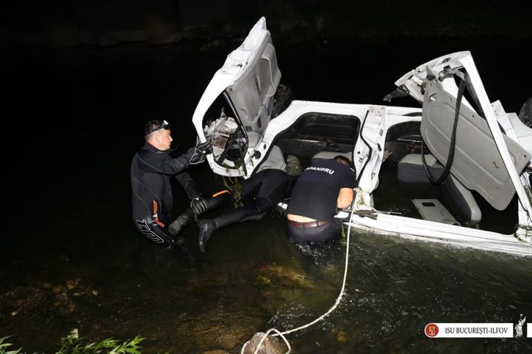 Accident dramatic: 3 morti, dupa ce un microbuz s-a rasturnat in raul Dambovita