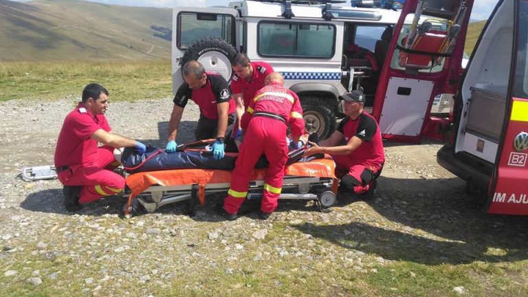 O masina s-a rasturnat pe munte. Elicopter SMURD, in ajutorul unei victime