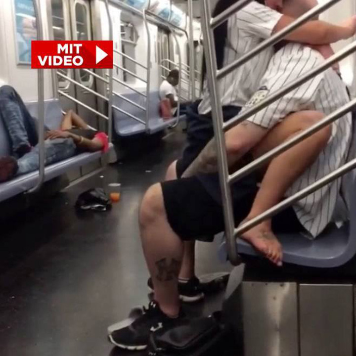 Lumea a luat-o razna! Partida de sex nebun in metrou