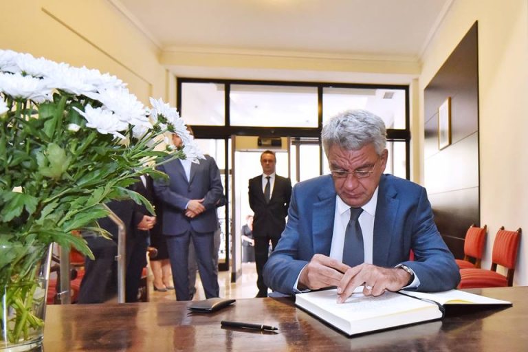 Premierul Tudose a semnat in cartea de condoleante, la Ambasada Spaniei