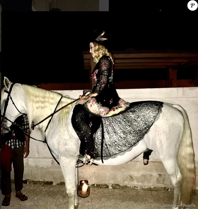 Madonna si-a serbat ziua pe cal