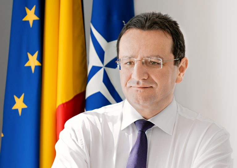 Maior ii ironizeaza pe alesi