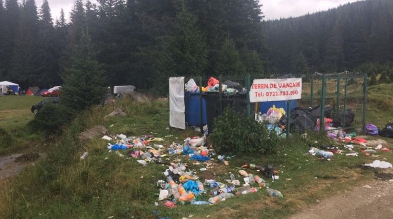 Cum isi bate joc Romsilva de natura si de turisti