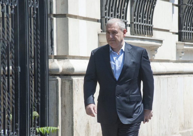 Cocos, mai sarac cu 19,5 milioane